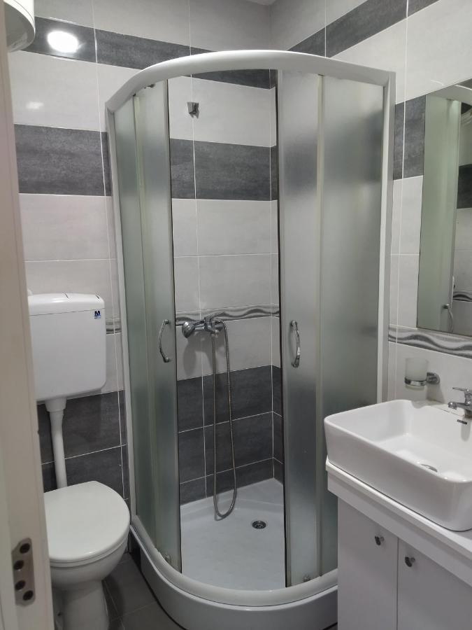 Atina Lux Hostel Leskovac  Exteriör bild